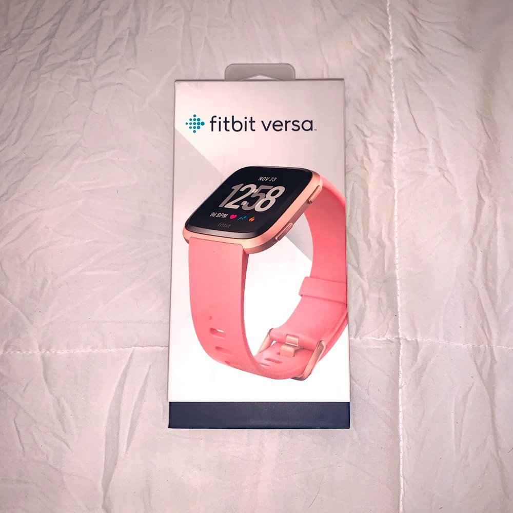 Rose Gold Aluminum Fitbit Versa *lightly used *w/ box *comes with 3 extra straps